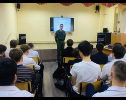 В Ростове-на-Дону студент кафедры РЭБ встретился со старшеклассниками школы № 16